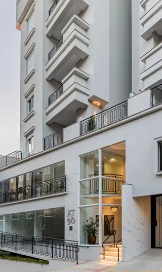 Foto da fachada de um prédio residencial moderno com varandas em Lajeado, Brasil.