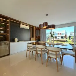 Sala de estar clara com móveis e vista da cidade.