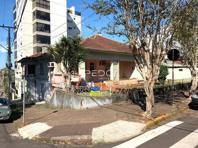 Fachada de uma residência em Lajeado, Brasil, com jardim frontal e árvores.