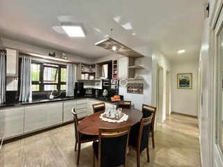 Imagem de uma cozinha e sala de jantar em um imóvel no Brasil.