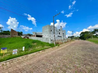 Fachada de uma propriedade em Lajeado, Brasil, com área gramada e estrada.