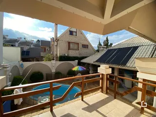 Vista de uma área externa com piscina e deck em Lajeado, Brasil.