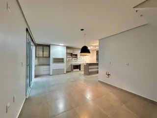 Vista da sala de estar e cozinha de um imóvel em Lajeado.