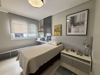 Quarto com cama e janela em um apartamento.