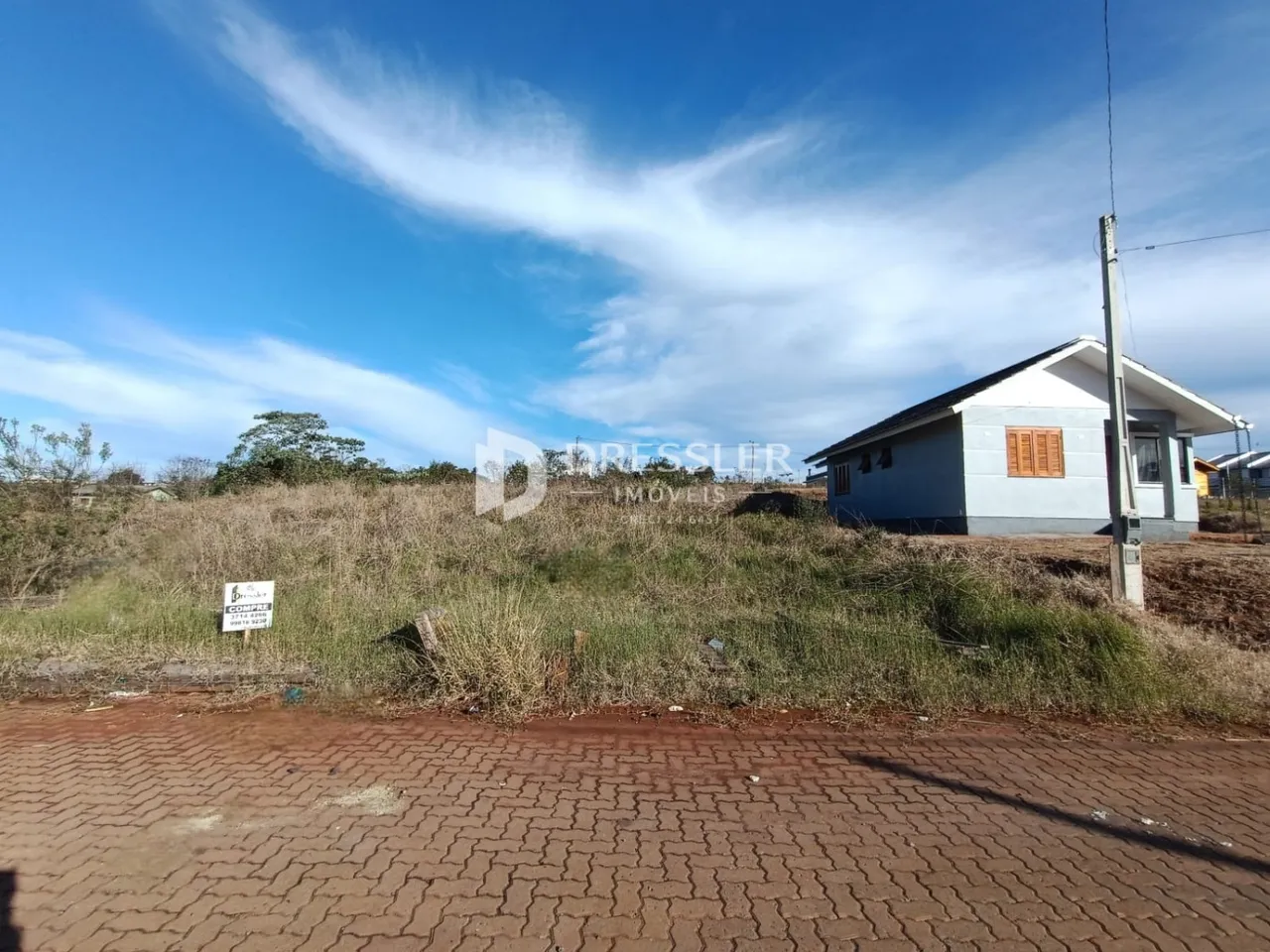 Fachada de uma casa em Lajeado, Brasil, com terreno seco ao redor.