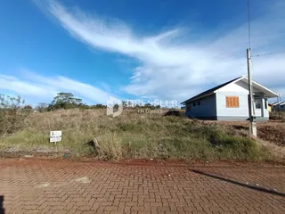 Fachada de uma casa em Lajeado, Brasil, com terreno seco ao redor.