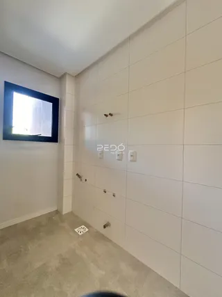 Foto de um ambiente interno com paredes revestidas de azulejos brancos.