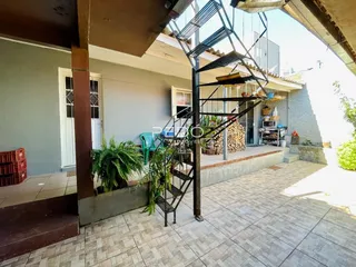 Vista externa de uma área pavimentada de uma residência em Lajeado.