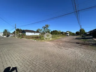 Vista externa de uma propriedade em Lajeado, Brasil, mostrando a rua e a vegetação ao fundo.