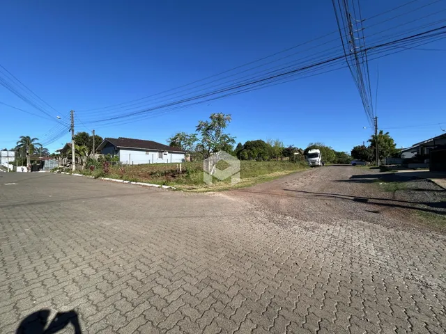 Vista externa de uma propriedade em Lajeado, Brasil, mostrando a rua e a vegetação ao fundo.