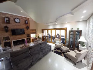 Sala de estar com lareira e móveis modernos em um imóvel no Brasil.