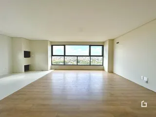 Sala de estar ampla com piso de madeira clara e grande janela.