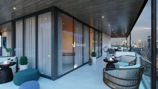 Varanda moderna com vista panorâmica da cidade.