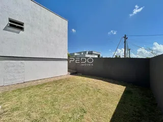 Fachada de uma residência com jardim gramado.