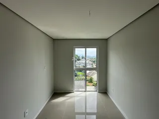 Interior de um ambiente com vista através de uma grande janela.