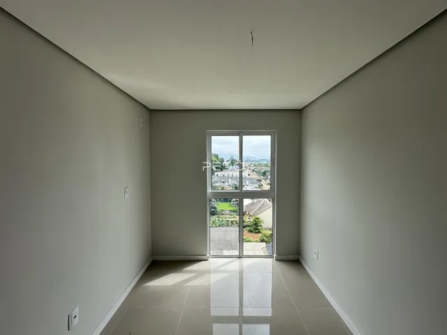 Interior de um ambiente com vista através de uma grande janela.