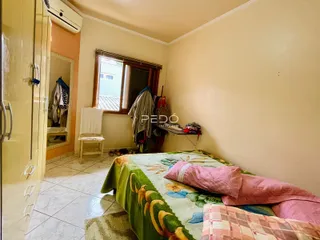 Quarto com cama e armário em um imóvel no Brasil.