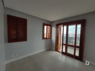 Vista interna de um cômodo com molduras de madeira.