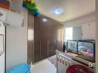 Foto de um quarto com armários de madeira e cama.