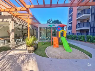 Área externa com playground e jardim em um imóvel em Lajeado, Brasil.