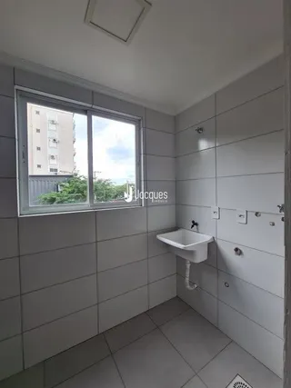 Vista interna de um cômodo com janela em uma residência.