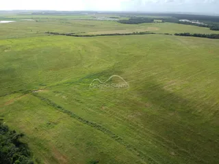 Vista aérea de uma grande área de campo gramado em Lajeado.
