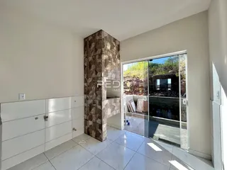 Interior de um ambiente com piso de cerâmica e parede branca.