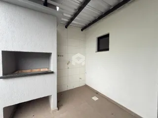 Ambiente interno com paredes brancas e piso de concreto.