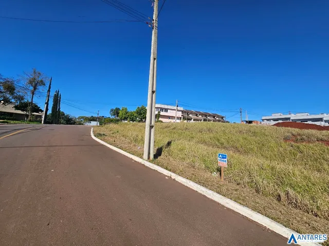 Vista da rua e área gramada ao lado de uma estrada em Lajeado.