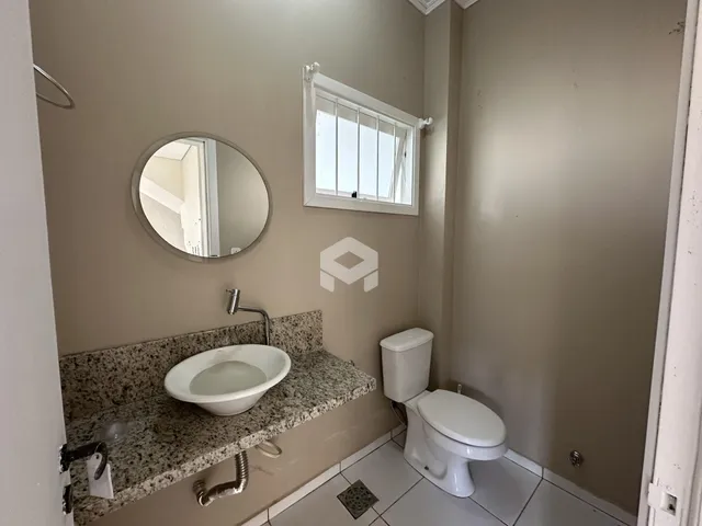Foto de um banheiro interno com pia e vaso sanitário.