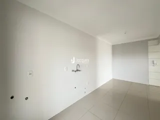 Vista interna de um ambiente com paredes brancas e piso claro.