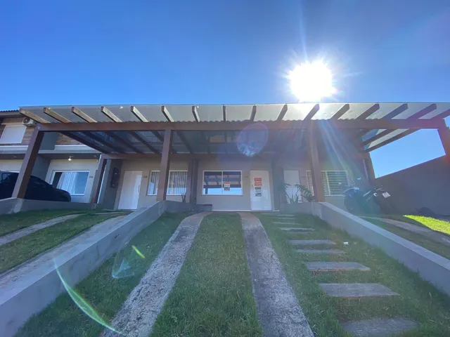 Fachada de uma casa em Lajeado, Brasil, mostrando a entrada e o jardim.