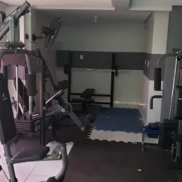 Foto interna de um quarto com cama em um imóvel.