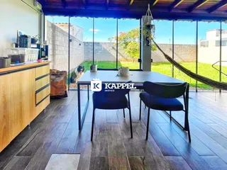 Foto de uma área de jantar coberta com vista para o jardim externo.