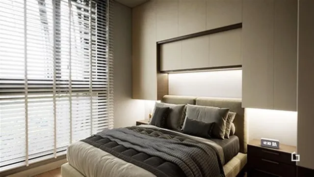 Quarto moderno com cama e janela bem iluminada.