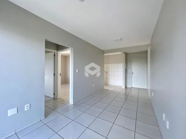 Hall de entrada com piso de cerâmica claro.