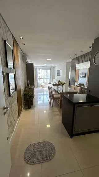 Sala de estar com piso de cerâmica e sofá claro.