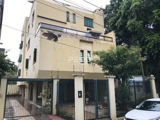Fachada de um prédio residencial em Lajeado, Brasil, com cerca e portão.
