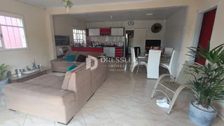 Sala de estar com sofá e mesa de jantar em um imóvel no Brasil.