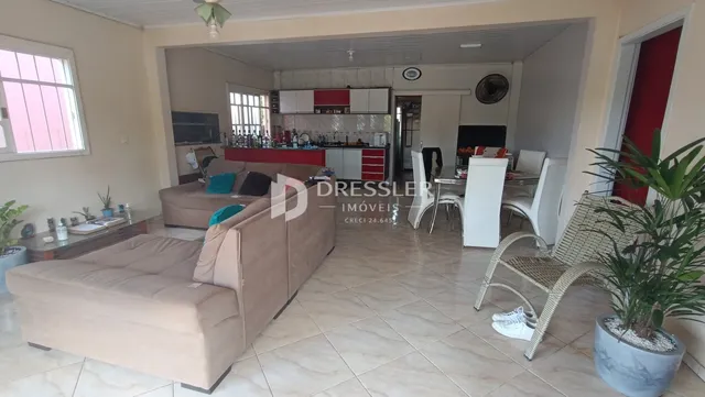 Sala de estar com sofá e mesa de jantar em um imóvel no Brasil.