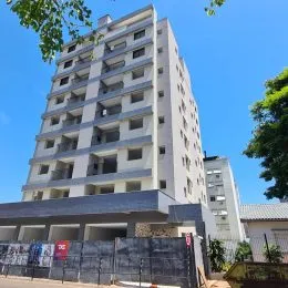 Fachada de um prédio residencial em Lajeado, Brasil sob céu azul.