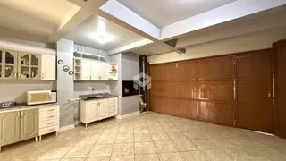 Uma cozinha com armários brancos e piso de cerâmica.