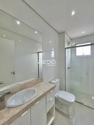 Foto de um banheiro moderno com bancada e box de vidro.