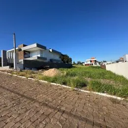 Fachada de uma residência em Lajeado, Brasil, sob um céu azul claro.