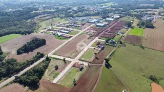 Vista aérea de uma área rural com campos e estradas no Brasil.