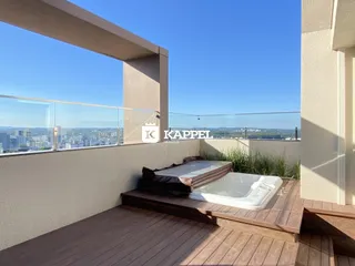 Uma varanda de madeira com vista panorâmica da cidade.