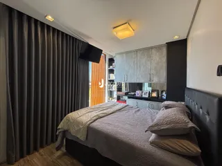 Quarto moderno com cama e armário na sala.