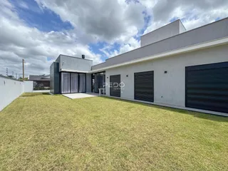 Fachada moderna de uma residência com grande gramado.