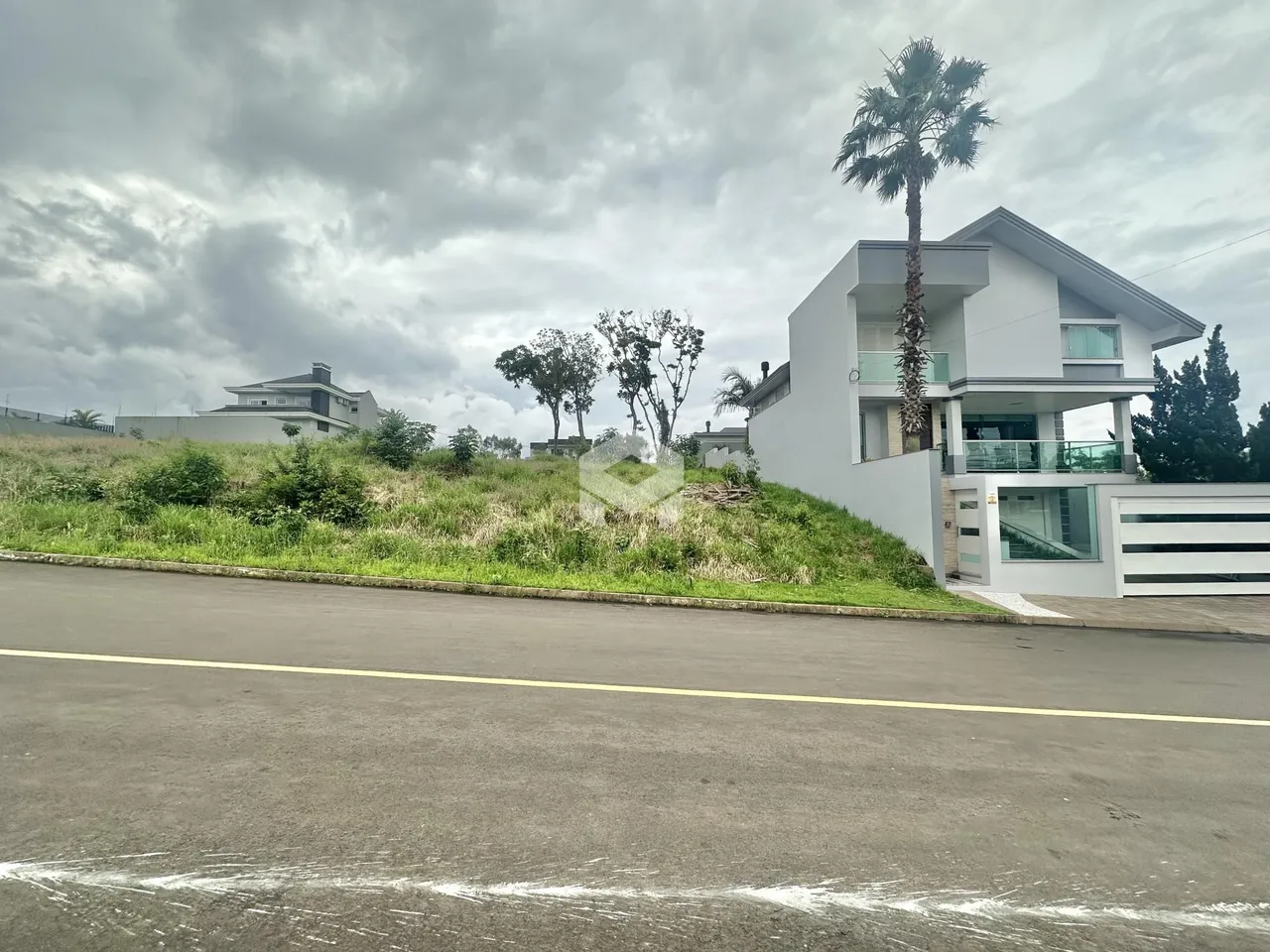 Fachada de uma casa moderna em Lajeado, Brasil.