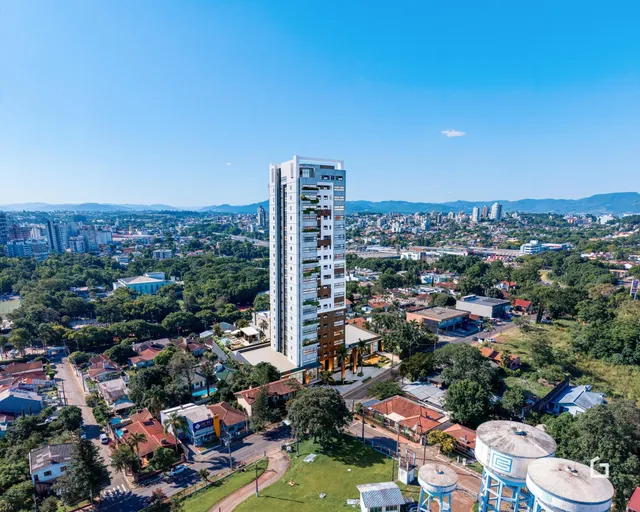 Vista aérea de um edifício residencial em Lajeado, Brasil, cercado por vegetação.
